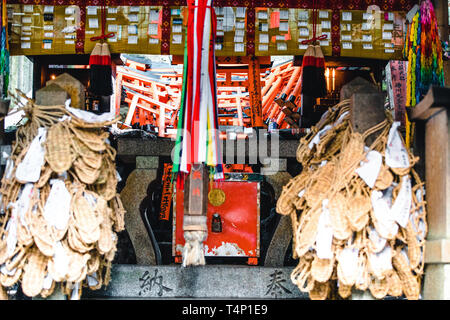 Orange Gates und Objekte an Fushimi Inari-Taisha Schrein in Kyoto, Japan Stockfoto