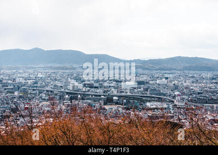 Blick über Kyoto von fushimi Inari-Taisha Schrein in Kyoto, Japan Stockfoto