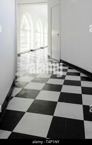 Weiße Jugendstil-Saal mit schwarzen und weißen Bodenfliesen Stockfoto
