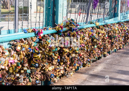 Tausende von Vorhängeschlösser an den meisten tumski Brücke, die durch Paare links ihre Liebe, Breslau, Breslau, Wroclaw, Polen zu zeigen Stockfoto