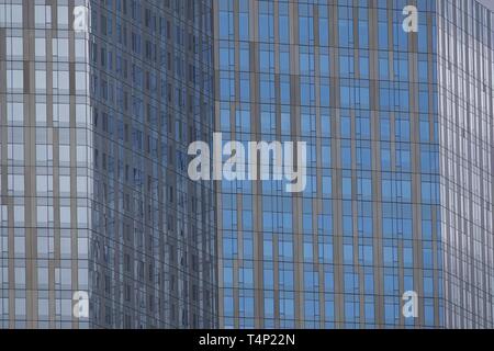 Ein Blick auf die Fenster des Hotels. Stockfoto