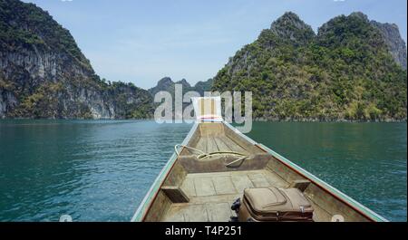 Khao Sok longtail Bootsfahrt auf Chiao Lan Lake in Thailand Stockfoto