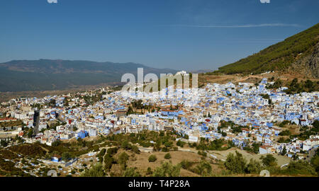 Stehend auf einem Hügel 200 Meter über Chaouen ist Jemaa Bouzafar, einem weiß getünchten Spanisch Moschee. Es Befehle Panoramablick auf die Medina, das neue Stockfoto