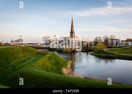 St. Alban Kirche, im Volksmund bekannt als die englische Kirche in Kastellet, sternförmigen Festung aus dem 17. Jahrhundert mit Wällen, Kopenhagen, Dänemark Stockfoto