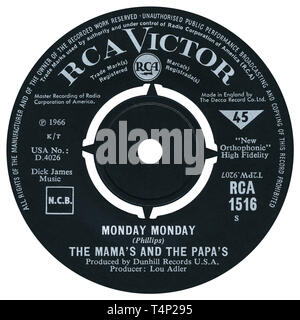 UK 45 rpm Single von Montag Montag durch die Mamas und Papas in der RCA Victor Label aus dem Jahre 1966. Von John Phillips geschrieben und von Lou Adler produziert. Stockfoto