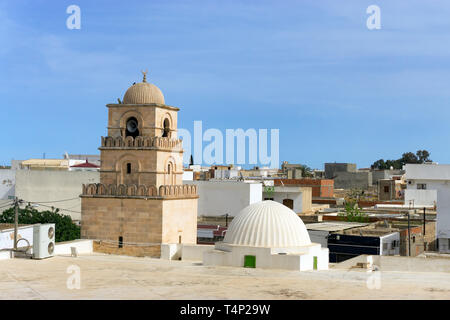 Moschee Minarett im Amphitheater von El Jem, Tunesien Stockfoto