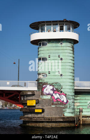 Knippelsbro Brücke 1937 gebaut mit seinen charakteristischen grünen Türmen. Im Jahr 2017, einer der Türme wurde in ein Kulturzentrum, Kopenhagen, Denmar gedreht Stockfoto