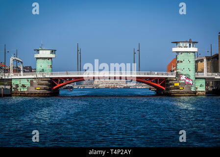 Knippelsbro Brücke 1937 gebaut mit seinen charakteristischen grünen Türmen. Im Jahr 2017, einer der Türme wurde in ein Kulturzentrum, Kopenhagen, Denmar gedreht Stockfoto