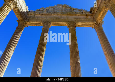 Anzeigen der Spalten des Kapitols Tempel in Dougga, Tunesien. Stockfoto