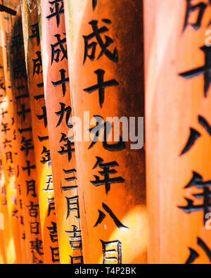 Orange Gates und Objekte an Fushimi Inari-Taisha Schrein in Kyoto, Japan Stockfoto