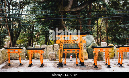 Orange Gates und Objekte an Fushimi Inari-Taisha Schrein in Kyoto, Japan Stockfoto