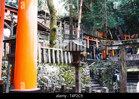 Orange Gates und Objekte an Fushimi Inari-Taisha Schrein in Kyoto, Japan Stockfoto