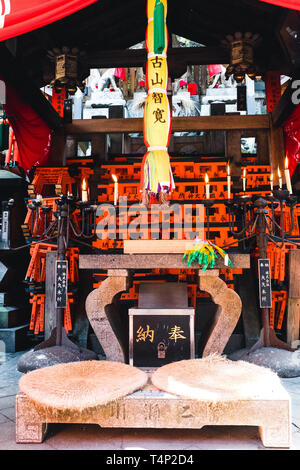 Orange Gates und Objekte an Fushimi Inari-Taisha Schrein in Kyoto, Japan Stockfoto