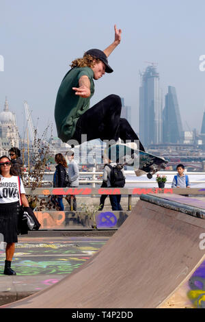 Skateboarder vor der Kulisse der City of London während des Extinction Rebellion Besetzung der Waterloo Bridge, April 2019. Stockfoto