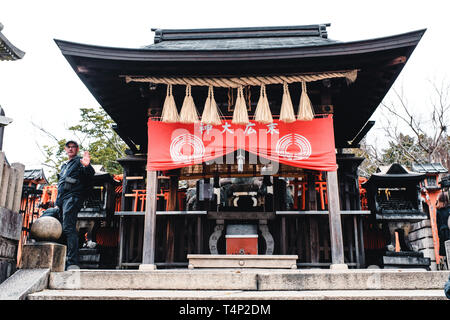 Orange Gates und Objekte an Fushimi Inari-Taisha Schrein in Kyoto, Japan Stockfoto