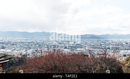 Blick über Kyoto von fushimi Inari-Taisha Schrein in Kyoto, Japan Stockfoto