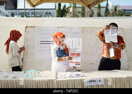 Banda Aceh, Indonesien - 17. April: Wahl der Beamten und Zeugen zählen Stimmzettel im Wahllokal am 17. April 2019 in Banda Aceh, Indonesien. Stockfoto