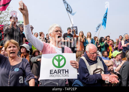 Ältere Bürger nehmen an Umweltprotesten während der Besetzung der Waterloo Bridge, London durch den Extinction Rebellion im April 2019 Teil. Stockfoto