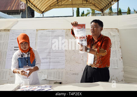 Banda Aceh, Indonesien - 17. April: Wahl der Beamten und Zeugen zählen Stimmzettel im Wahllokal am 17. April 2019 in Banda Aceh, Indonesien. Stockfoto