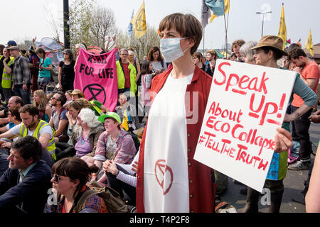 Extinction Rebellion Aktivisten besetzen Waterloo Bridge im April 2019: Frauenprotester kurz vor der Festnahme durch die Polizei. Stockfoto