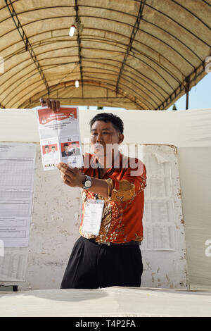 Banda Aceh, Indonesien - 17. April: Wahl der Beamten und Zeugen zählen Stimmzettel im Wahllokal am 17. April 2019 in Banda Aceh, Indonesien. Stockfoto