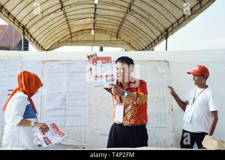 Banda Aceh, Indonesien - 17. April: Wahl der Beamten und Zeugen zählen Stimmzettel im Wahllokal am 17. April 2019 in Banda Aceh, Indonesien. Stockfoto