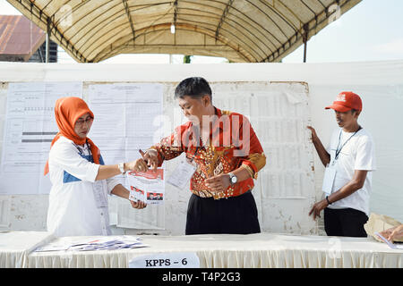 Banda Aceh, Indonesien - 17. April: Wahl der Beamten und Zeugen zählen Stimmzettel im Wahllokal am 17. April 2019 in Banda Aceh, Indonesien. Stockfoto