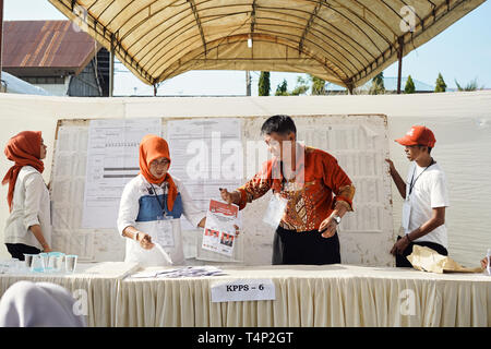 Banda Aceh, Indonesien - 17. April: Wahl der Beamten und Zeugen zählen Stimmzettel im Wahllokal am 17. April 2019 in Banda Aceh, Indonesien. Stockfoto