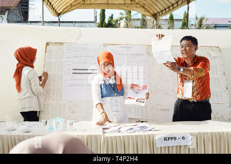 Banda Aceh, Indonesien - 17. April: Wahl der Beamten und Zeugen zählen Stimmzettel im Wahllokal am 17. April 2019 in Banda Aceh, Indonesien. Stockfoto