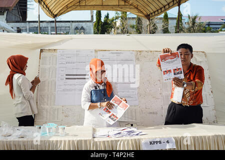 Banda Aceh, Indonesien - 17. April: Wahl der Beamten und Zeugen zählen Stimmzettel im Wahllokal am 17. April 2019 in Banda Aceh, Indonesien. Stockfoto