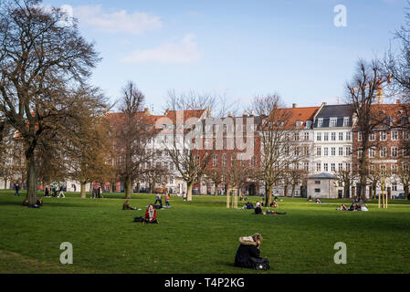 Die Menschen in der King's Green Park im Zentrum von Kopenhagen, Dänemark ruht. Stockfoto