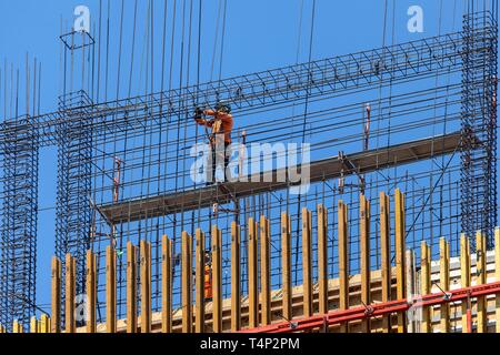 Bau arbeiter auf Gerüst auf einem Hochhaus, San Jose, Provinz San José, Costa Rica Stockfoto
