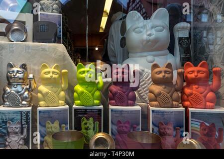 Japanische Glück zahlen, winken Katzen Maneki Neko-Figuren, in einem Schaufenster, Deutschland Stockfoto