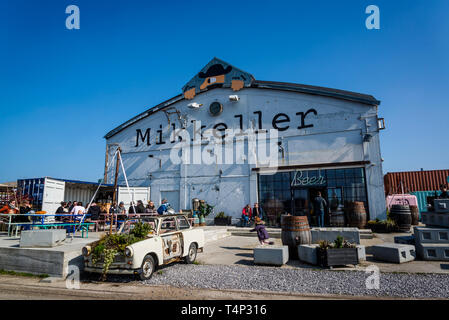 Mikkeller Baghaven, einem ikonischen Bier Bar in einem alten Industriegebäude auf Refshaleoen Insel, Kopenhagen, Dänemark Stockfoto