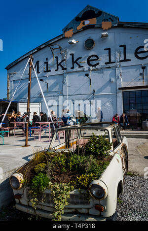 Mikkeller Baghaven, einem ikonischen Bier Bar in einem alten Industriegebäude auf Refshaleoen Insel, Kopenhagen, Dänemark Stockfoto