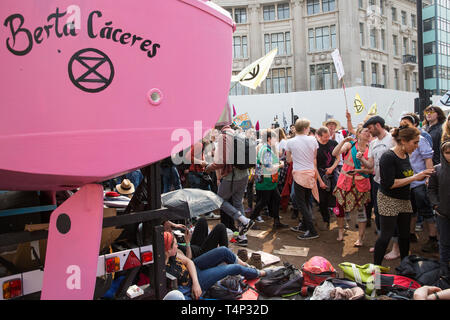 London, Großbritannien. 17. April 2019. Klimawandel Aktivisten vor dem Aussterben Rebellion, die weiterhin Oxford Circus als Teil der internationalen Rebelli zu besetzen Stockfoto