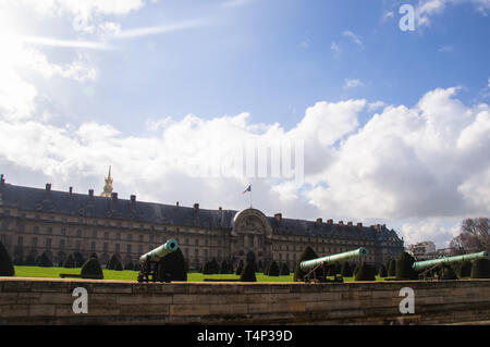 Blick auf die Alte bronze Kanonen auf dem Hintergrund des Palastes und der blaue Himmel mit Wolken in Paris, Frankreich Stockfoto