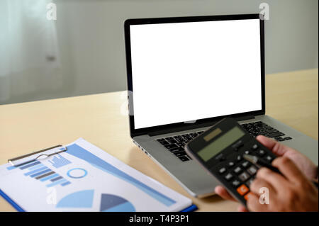 Man Hände schreiben auf Computer Notebooks PC mit weiblichen Händen arbeiten an modernen Laptop Stockfoto