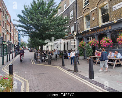 LONDON - Juli 2013: Der Stadtteil Bloomsbury in der Nähe der Universität von London hat die alten Straßen mit Geschäften und Pubs. Stockfoto