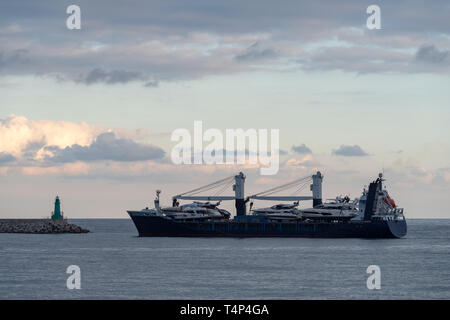 Großes Schiff in den Hafen von Imperia, Italien Stockfoto