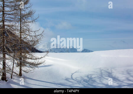 Winter sonnigen Abend in den Alpen. Frankreich, Haute-Savoie, Savoie Stockfoto