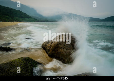 Wellen, die sich an der Küstenlinie in Vietnam. Stockfoto