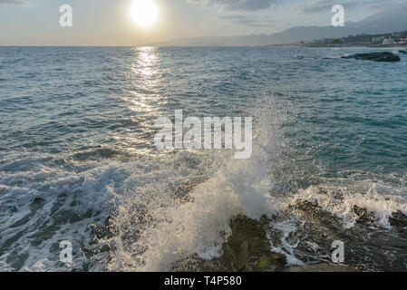 Meer Wellen brechen auf einem steinigen Strand, Bildung von Sprays. Wave. Griechenland. Mittelmeer. Sturm. Stockfoto