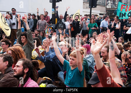 Aussterben Rebellion Protest, London, 17. September 2019. Oxford Circus. Hören, Sprechen und vereinbart mit Handzeichen. Stockfoto