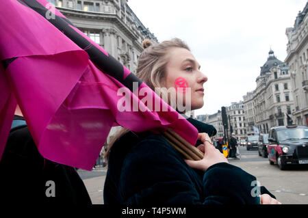 London, Oxford Circus. 12. April 2019. Die Kreuzung bei Oxford Circus, ein Laufsteg für das Aussterben Rebellion Mode Action Team, highlightin Stockfoto