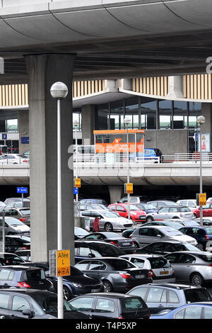 Autos parken, Roissy Charles de Gaulle International Airport, Paris, Frankreich Stockfoto