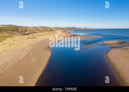 Die North Esk River fließt in die Nordsee. Am linken Ufer ist Aberdeenshire und auf dem rechten Ufer ist Angus, Schottland. Stockfoto