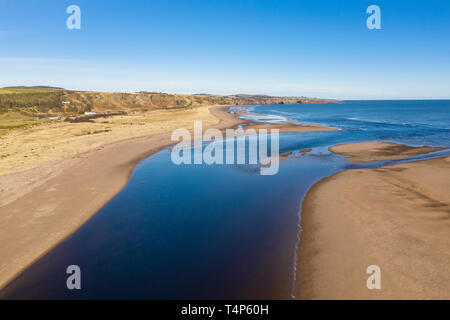 Die North Esk River fließt in die Nordsee. Am linken Ufer ist Aberdeenshire und auf dem rechten Ufer ist Angus, Schottland. Stockfoto