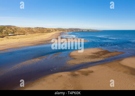 Die North Esk River fließt in die Nordsee. Am linken Ufer ist Aberdeenshire und auf dem rechten Ufer ist Angus, Schottland. Stockfoto