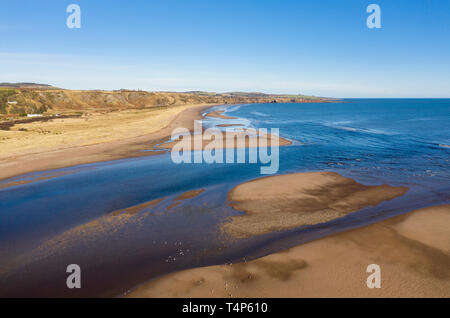 Die North Esk River fließt in die Nordsee. Am linken Ufer ist Aberdeenshire und auf dem rechten Ufer ist Angus, Schottland. Stockfoto